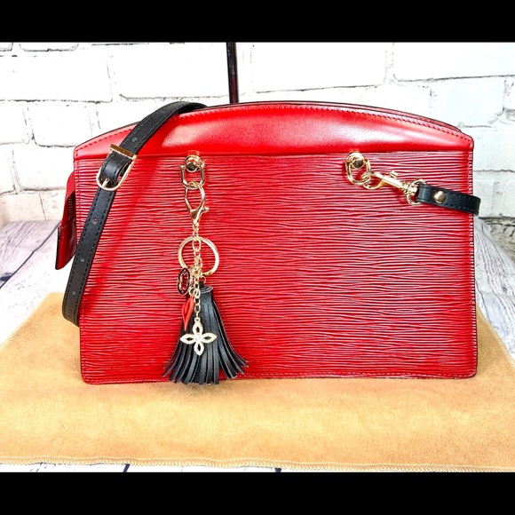 Louis Vuitton red Epi shoulder bag or crossbody with charms - Picture 4 of 15